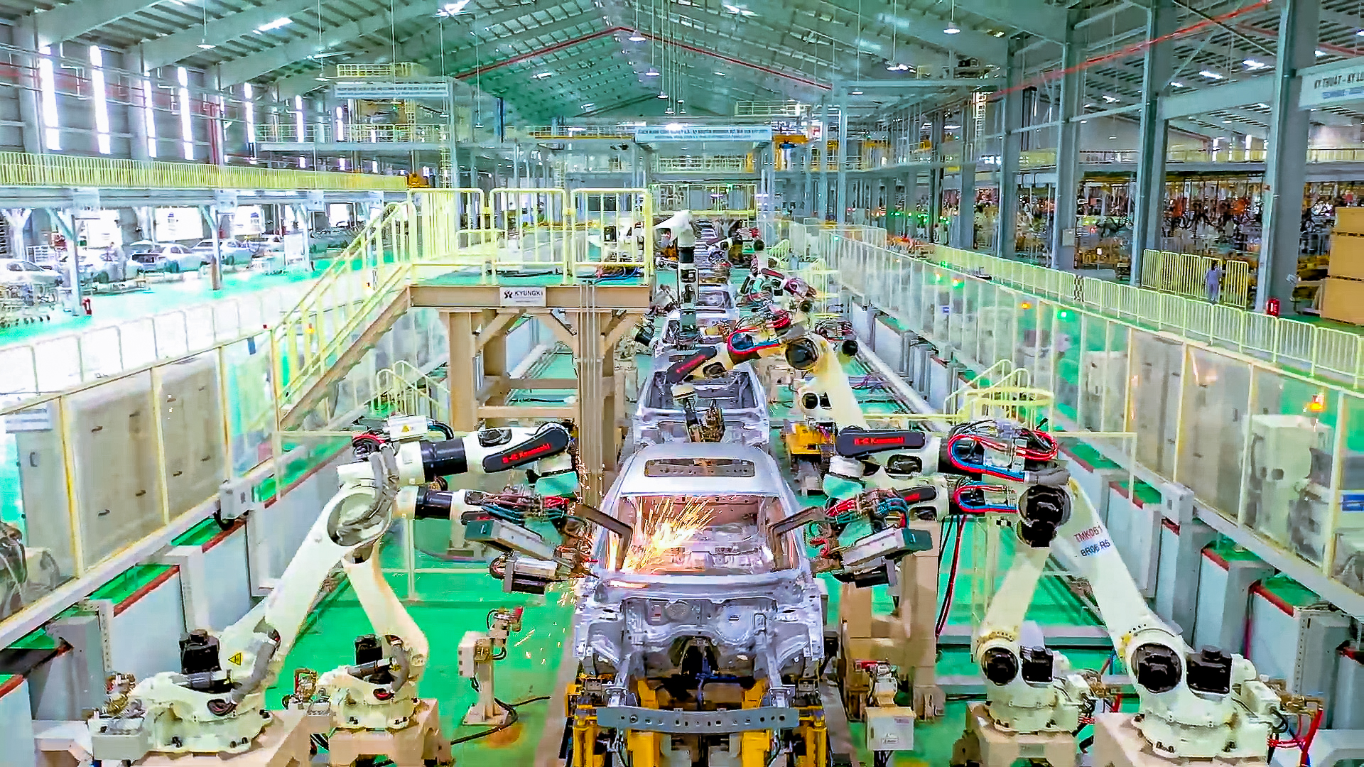5. Dây chuyền hàn robot tại nhà máy Thaco Mazda.JPG