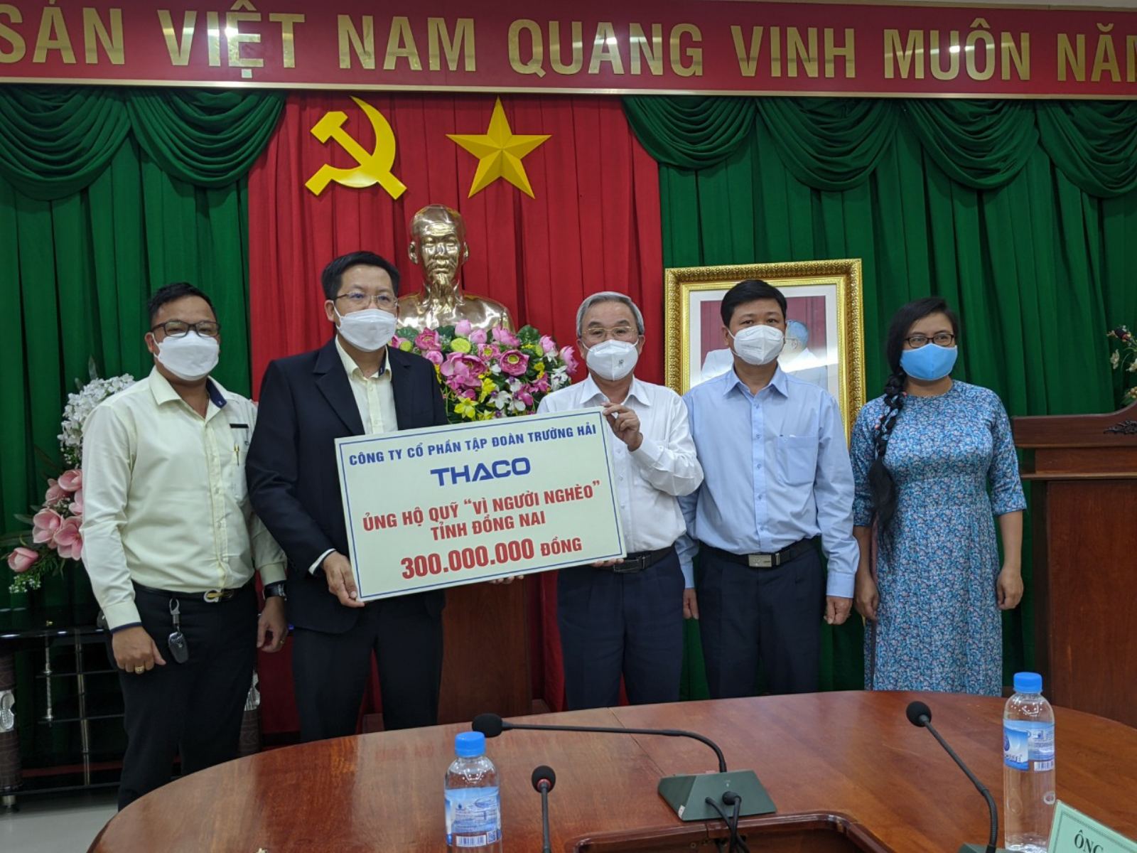 ng hộ 300 triệu Quỹ vì người nghèo Đồng Nai 1