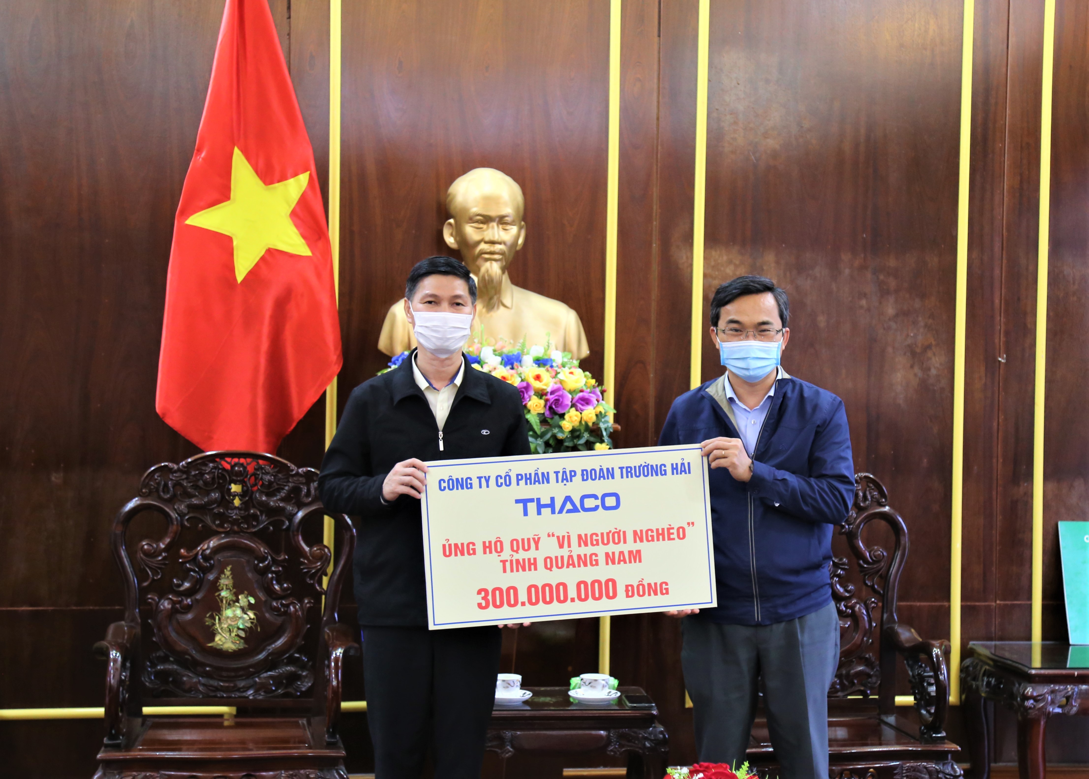 THACO hỗ trợ 300 triệu đồng cho Quỹ ‘Vì người nghèo’ Quảng Nam 21-12 (1)