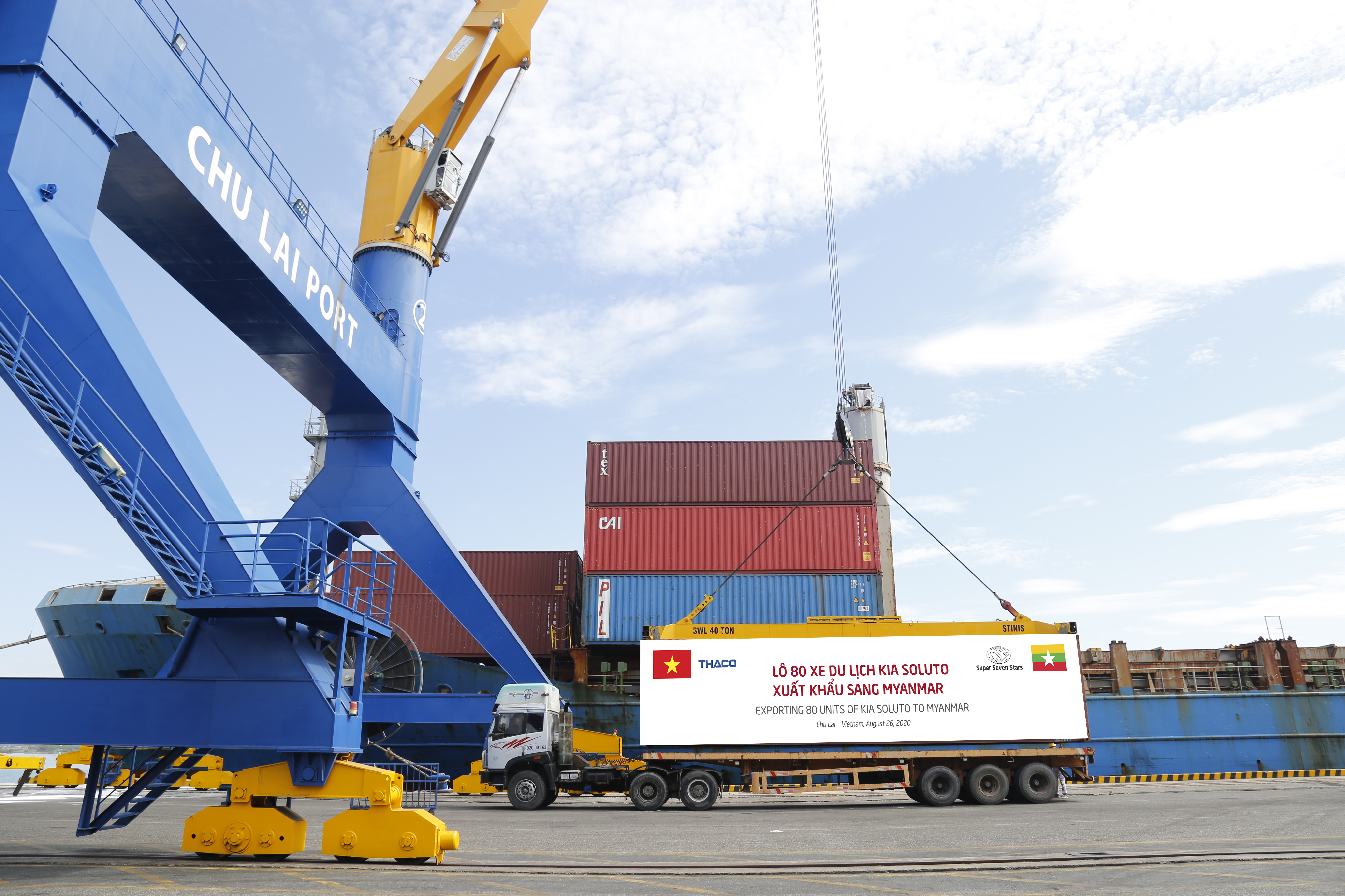 2. Container xe Kia Soluto được đưa lên tàu chuẩn bị xuất khẩu sang Myanmar.jpg