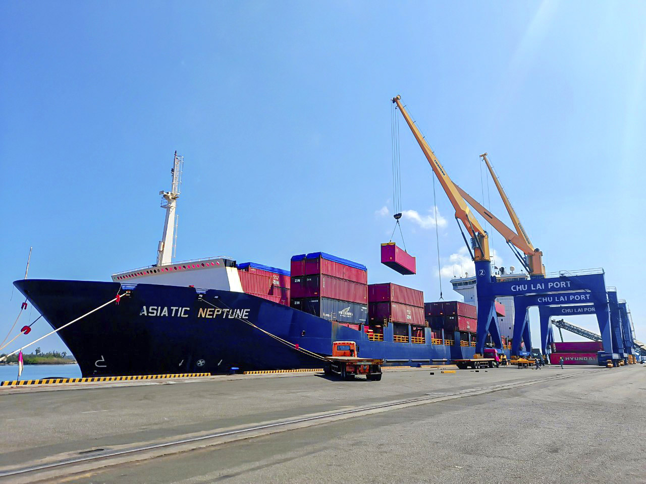 1. Tàu Asiatic Neptune cập cảng Chu Lai vận chuyển giấy xuất khẩu sang Trung Quốc.jpg