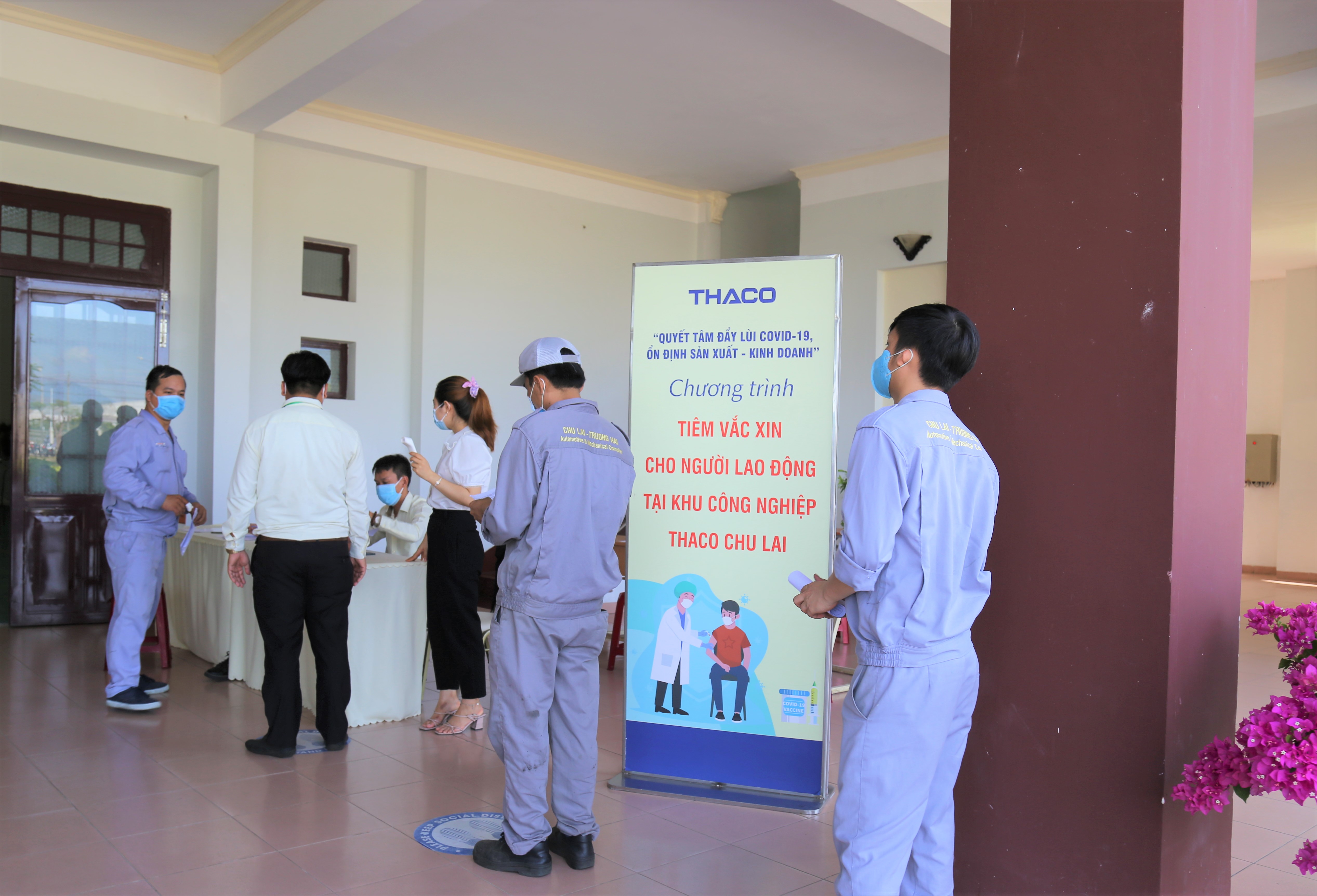 2. Xếp h&agrave;ng đo th&acirc;n nhiệt.jpg