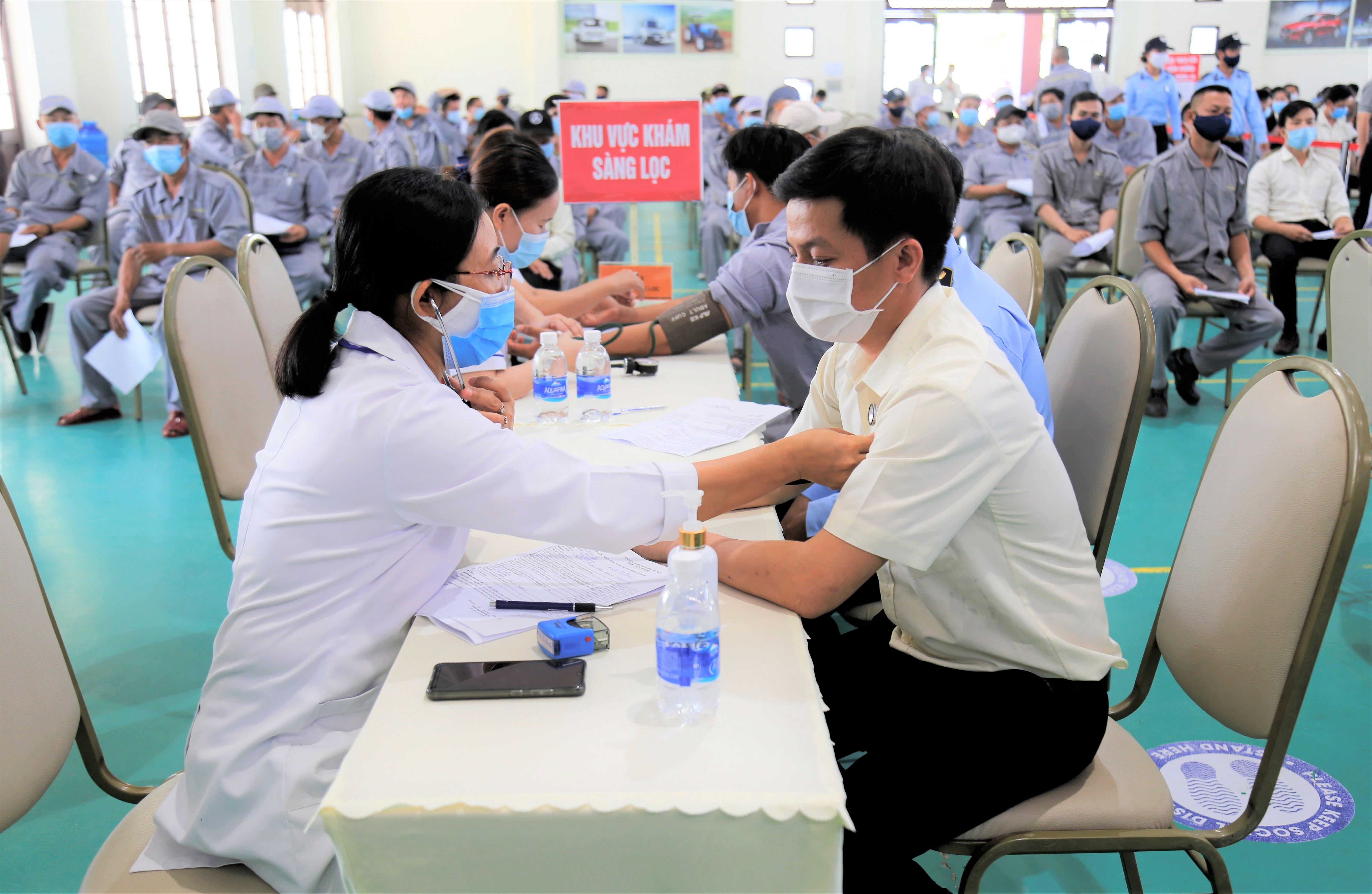 3. Kh&aacute;m s&agrave;ng lọc trước khi ti&ecirc;m vaccine.jpg