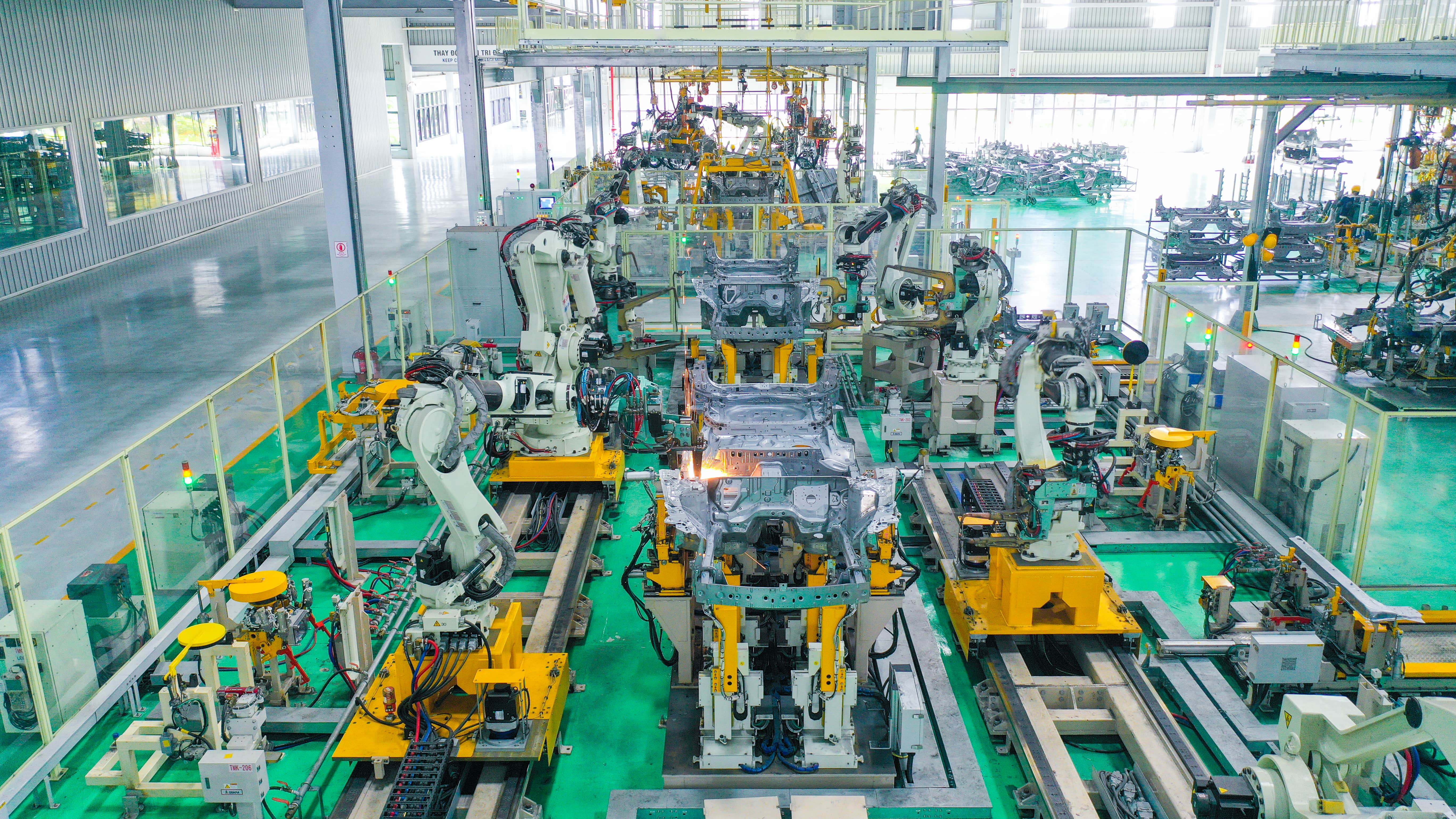 Hình 2. Dây chuyền hàn mảng sàn xe Mazda.JPG