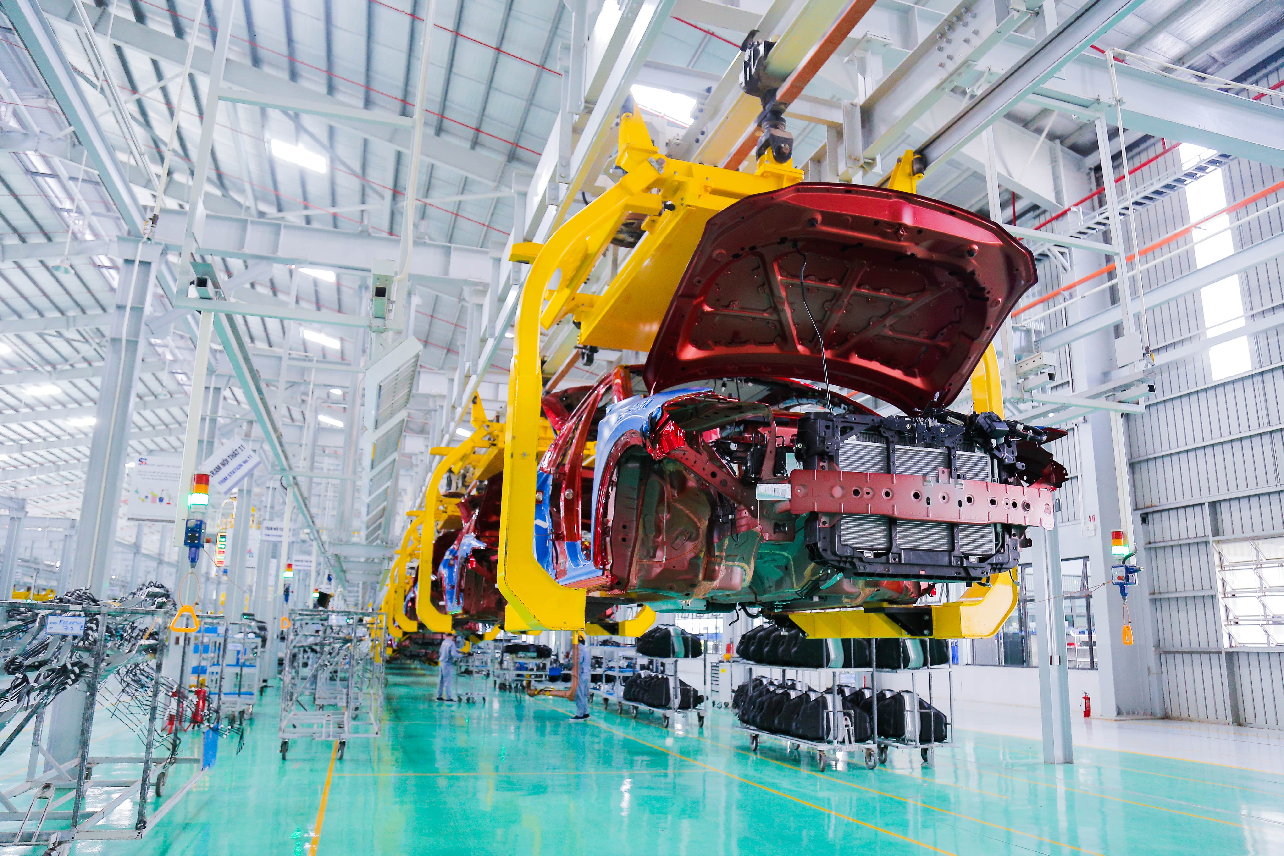 Hình 6. Dây chuyền lắp ráp nội thất xe Mazda.JPG