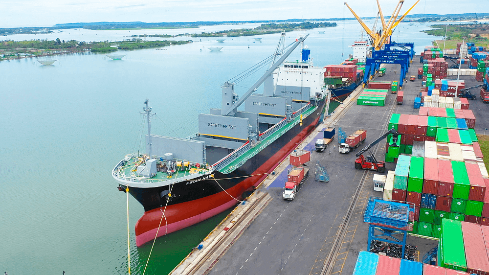 Hình 10_ Tàu ASIAN HAWK (Panama) làm hàng tại cảng Chu Lai.png