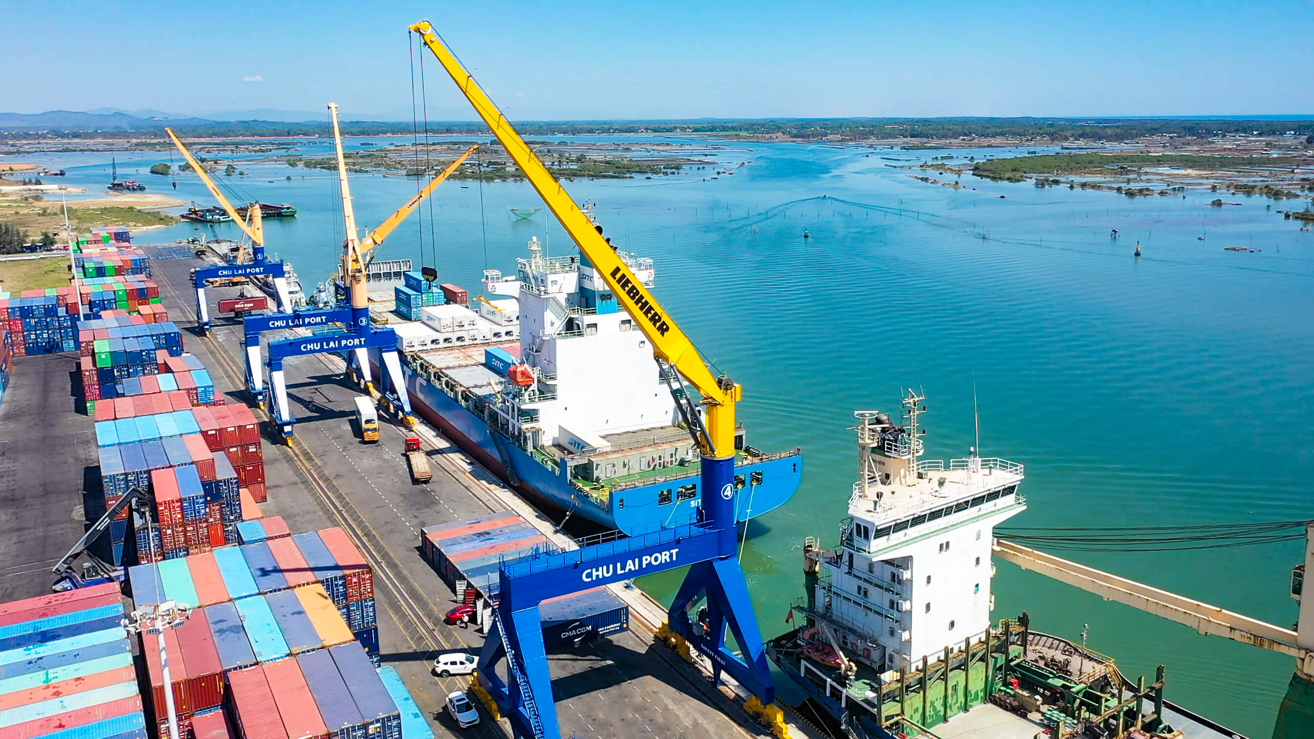 Hình 4_ Cẩu Liebher LB 4 được lắp đặt và vận hành mới nhằm tăng năng suất bốc dỡ hàng hóa tại cảng Chu Lai.jpg