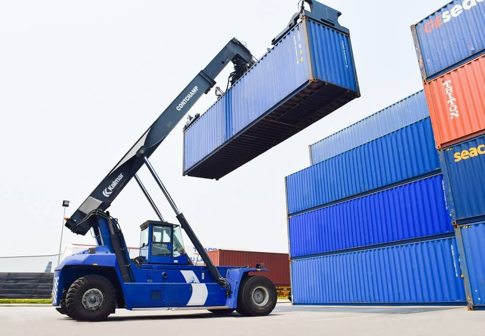 Hình 5_ Xe nâng bốc _ xếp container tại Cảng.jpg
